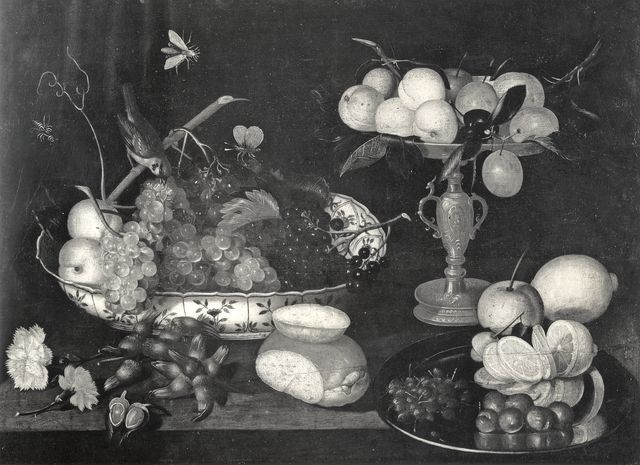 Anonimo — Codino Francesco - sec. XVII - Natura morta con terrina e alzata di frutta, farfalle, uccello, garofani, nocciole, pane, piatto con limoni e olive — insieme